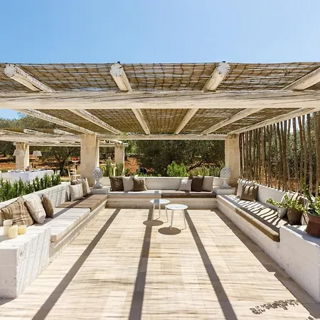 فيلة Lamia Del Bosco Con Piscina