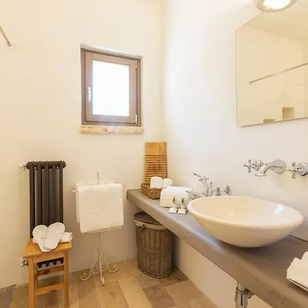 Lamia Del Bosco Con Piscina