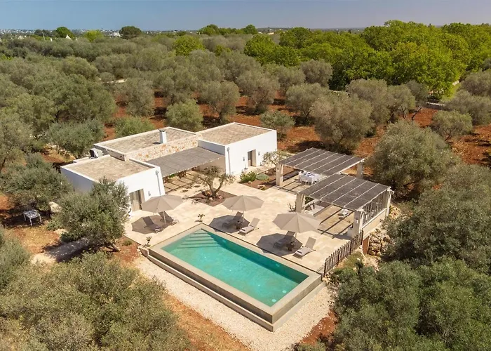 فيلة Lamia Del Bosco Con Piscina